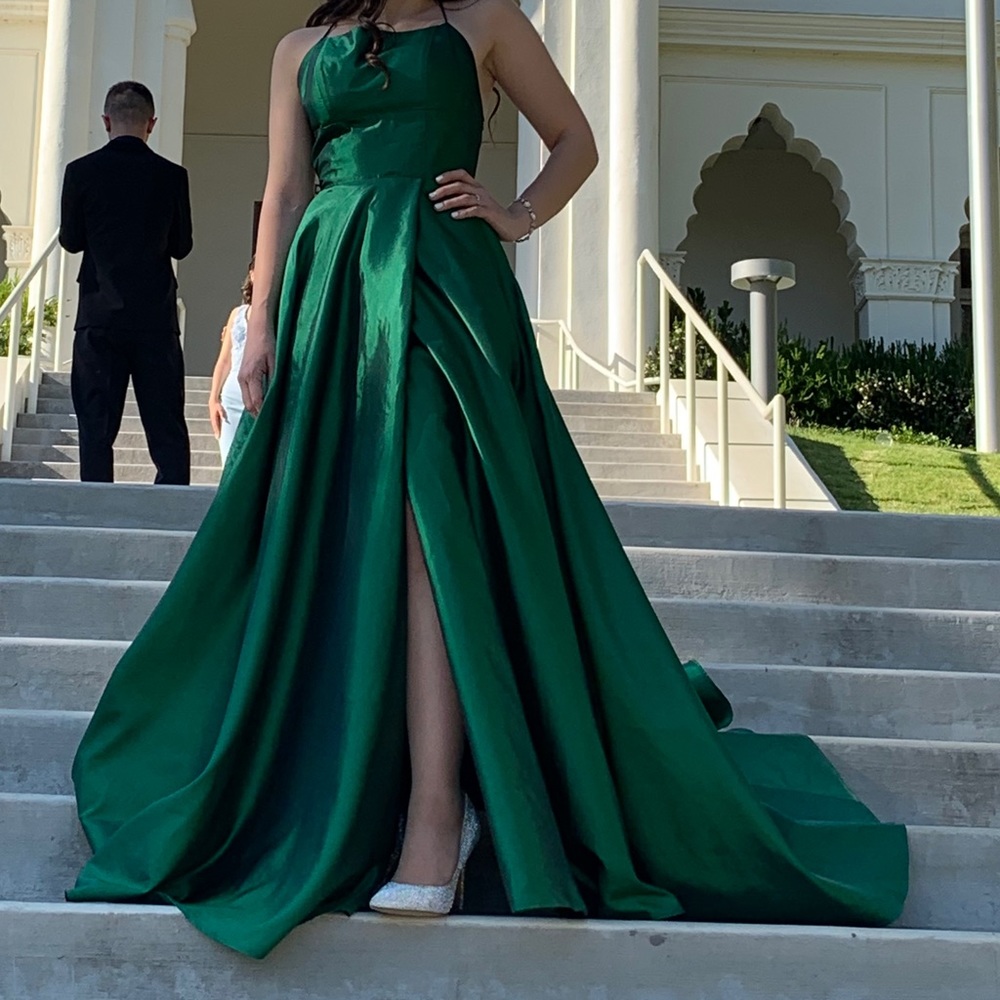 Gorgeous emerald green dress